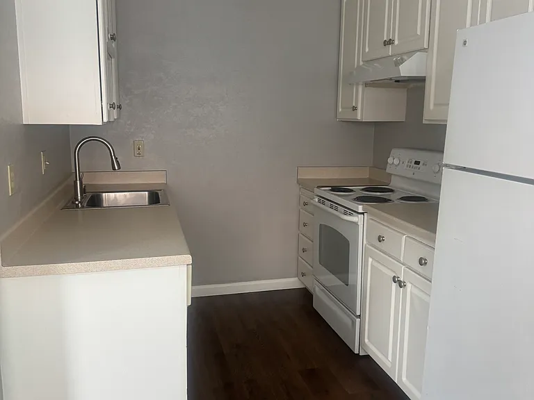 Foothill Manor — Photo 10