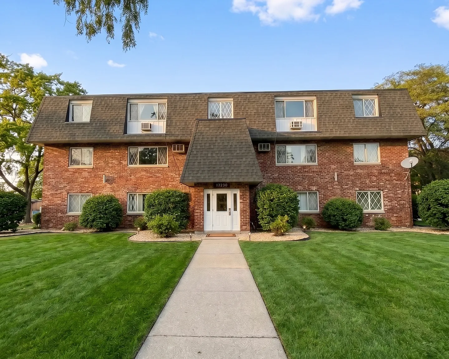 Comfortable Apartment Living in Convenient Tinley Park Location — Photo 1