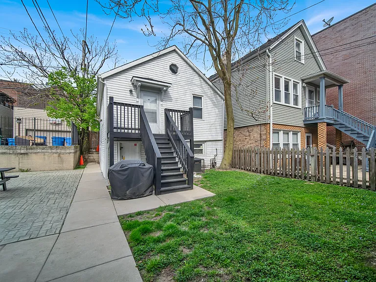 2642 N Marshfield Ave — Photo 4