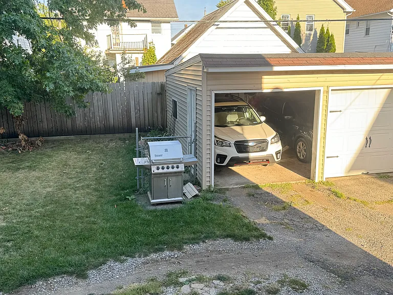 1635 Larchmont Ave — Photo 11