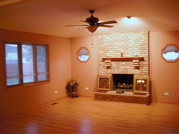 3rd image of 14845 Leclaire Ave