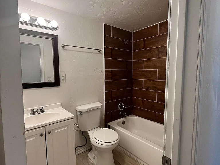 326 W Illinois St #2 — Photo 13