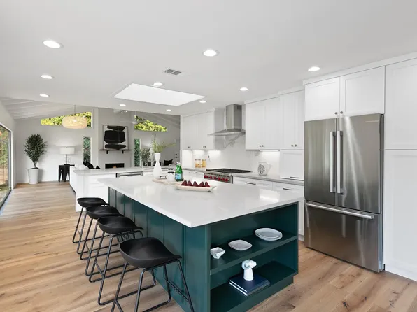 8885 Robin Hood Ln, La Jolla, CA 92037