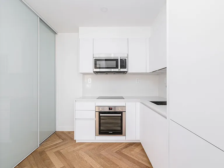 110 Wellesley St E — Photo 4