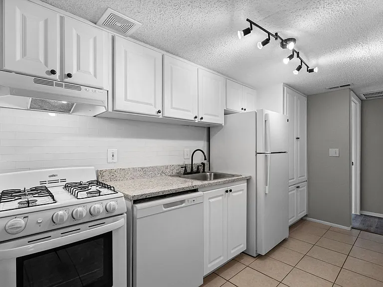 136 Blue Point Way — Photo 2