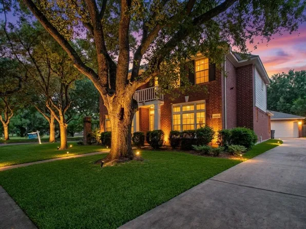 1803 Willow Lakes Dr, Sugar Land, TX 77479