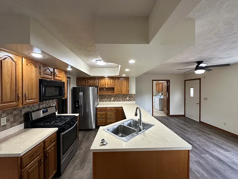 2537 Lafayette Dr — Photo 3