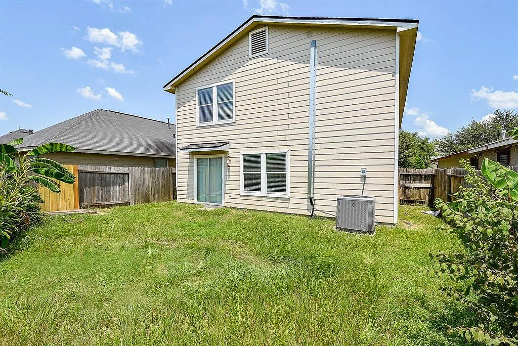 4 bed, 2.5 bath, 2590 sqft, $2,000 — Photo 2
