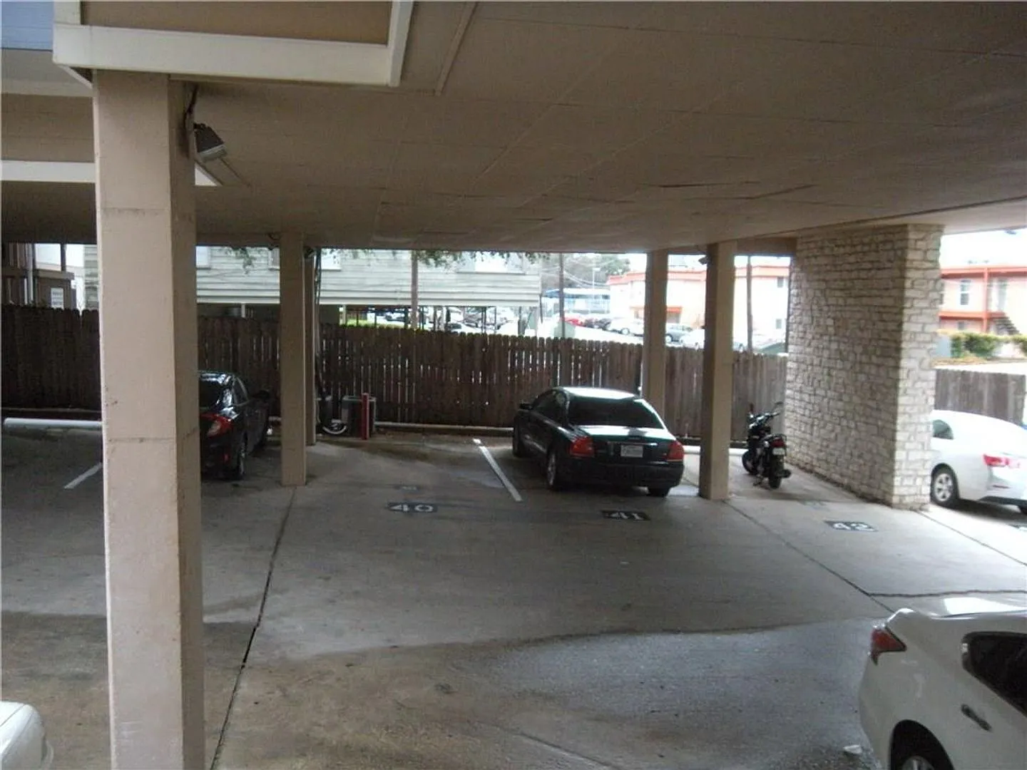 Winchester on West Campus - Huge 2Bd /2Ba - W/D - Reserved Parking - Fireplace - $1600 — Photo 4