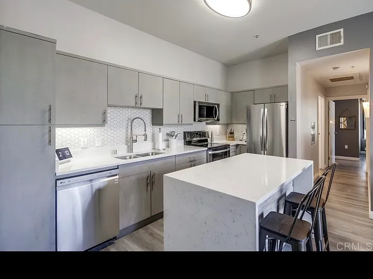 889 Date St — Photo 3