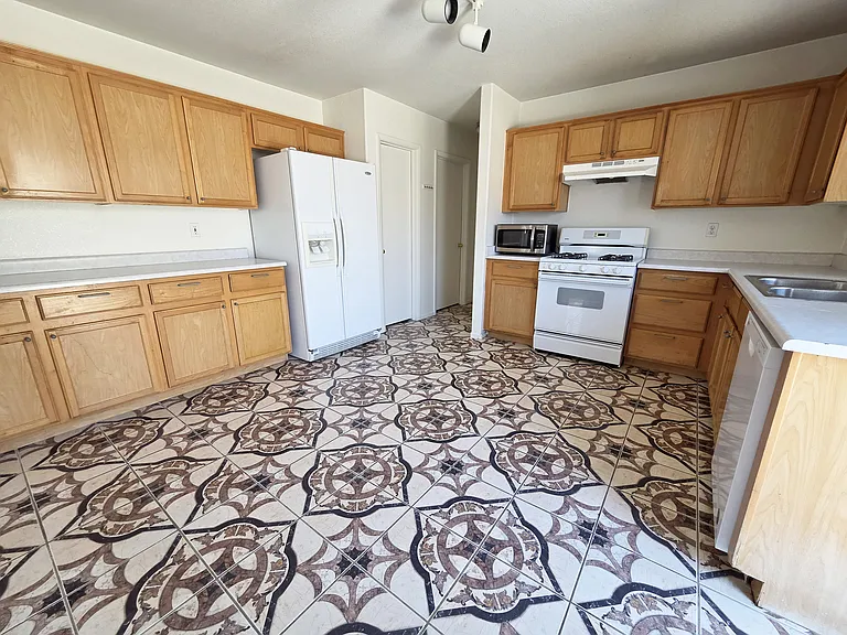 3114 Crownline Ct — Photo 9