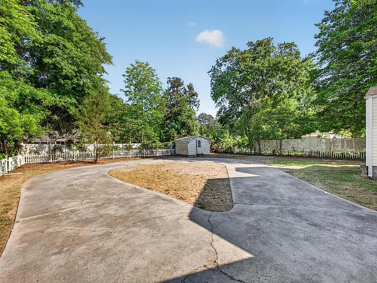 450 Williamsburg St — Photo 33