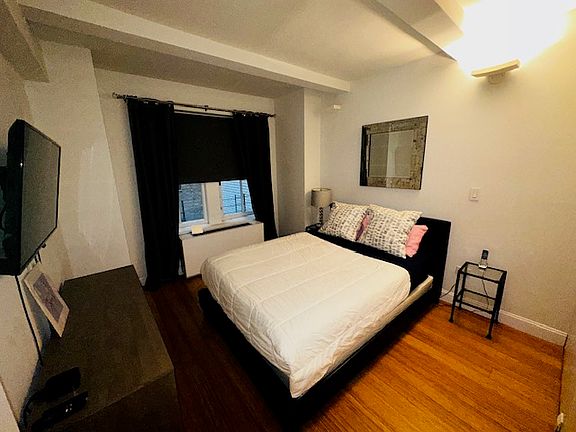 3rd image of 150 W 51st St APT 1231