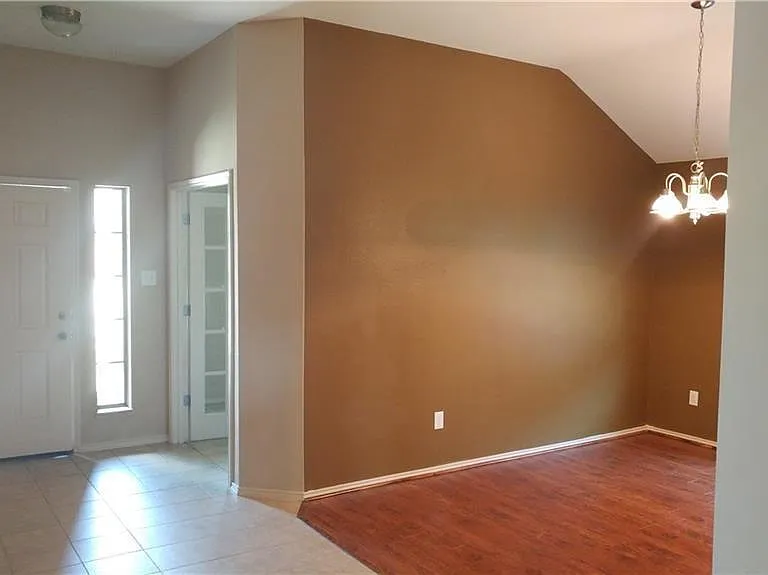 8512 Minturn Dr — Photo 2