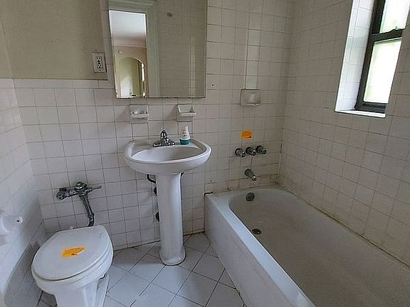 4th image of 319 W 18th St APT 2G