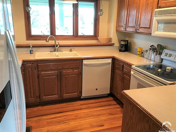5th image of 2329 SE Oakwood Dr
