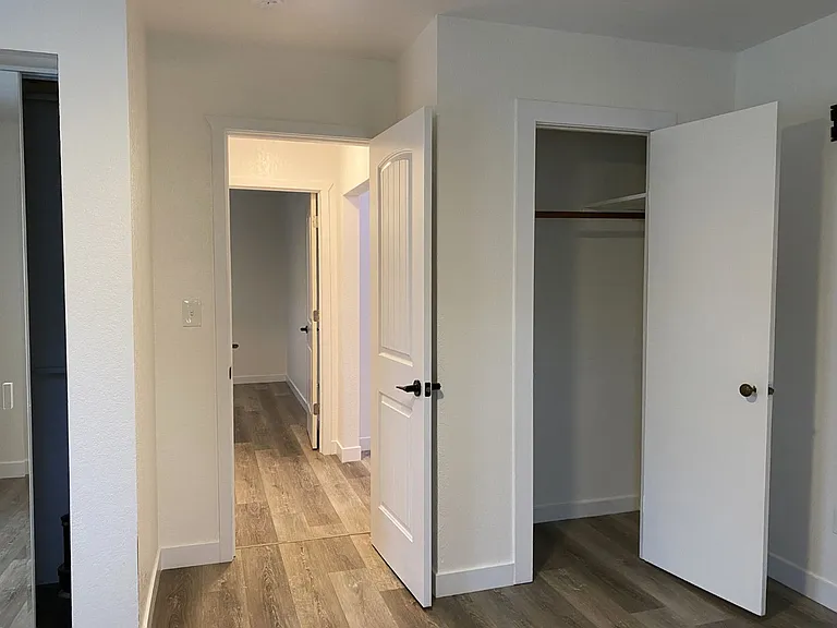 2220 E 12th St — Photo 13