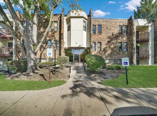 2212 Country Club Dr APT 22C, Woodridge, IL 60517