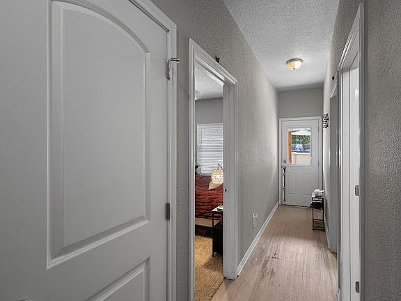 3rd image of 207 N Hubbard St