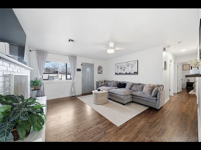 318 E Maple St — Photo 20