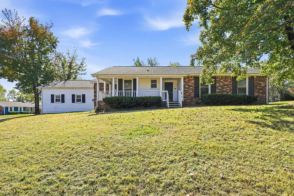 3 bed, 2.0 bath, 1596 sqft, $2,110 — Photo 1