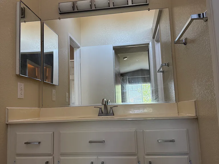 1010 E Chestnut St — Photo 24