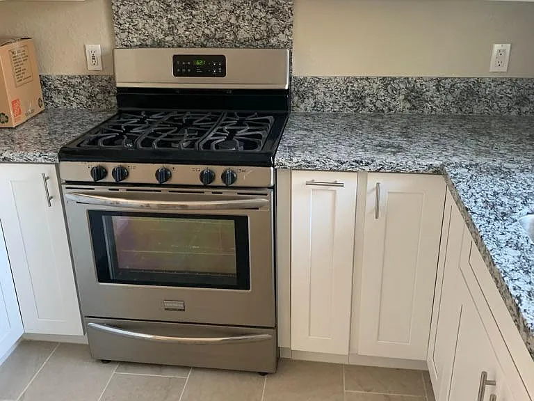 2478 Cambridge Ave — Photo 5