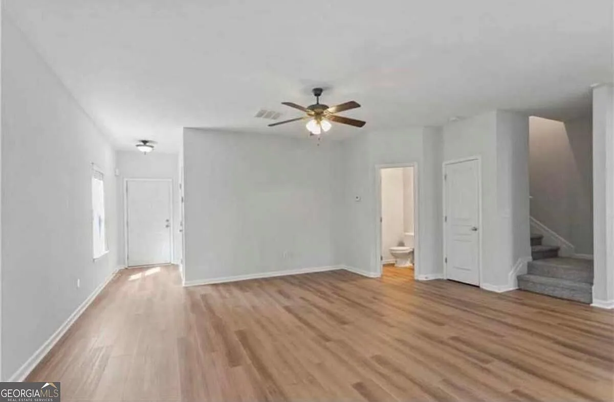 3 bed, 2.5 bath, $2,500 — Photo 2
