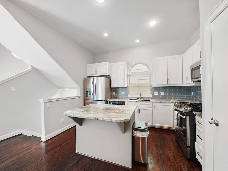 526 Westcross St — Photo 10