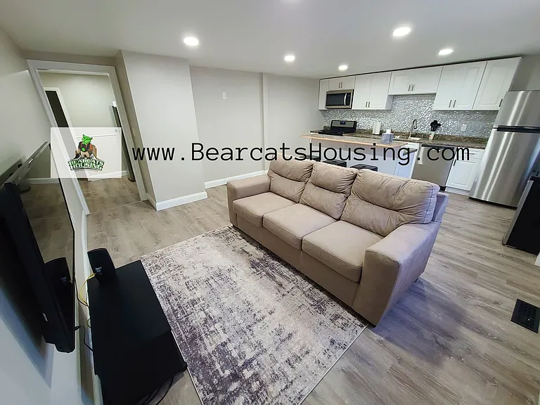 138 Beethoven St — Photo 5