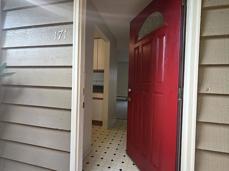 171 1st Ave NW — Photo 2