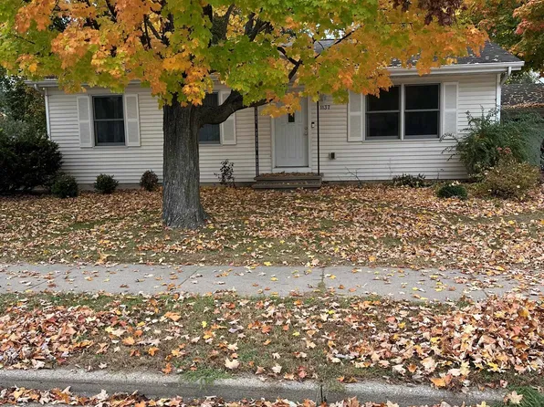 1137 E Clarke St, Waupaca, WI 54981