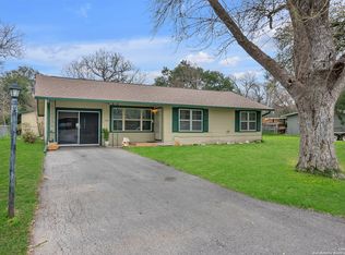 1406 Hummingbird Ln, Seguin, TX 78155