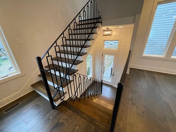5th image of 1107B Argyle Ave