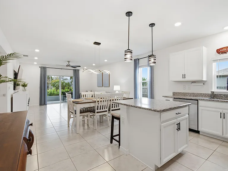 2220 SE Lucaya St — Photo 1