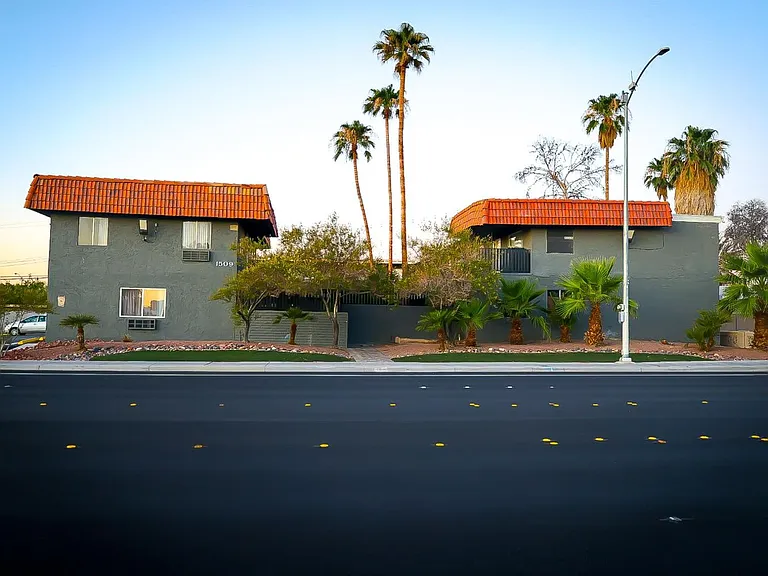 1509 E Harmon Ave — Photo 16