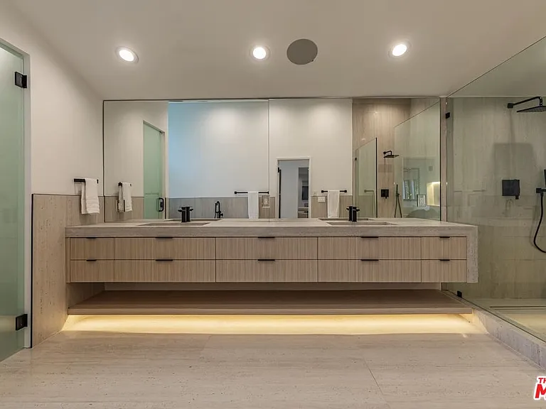 624 N Beverly Dr — Photo 23