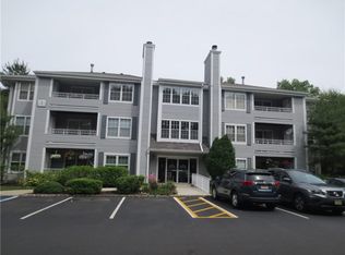 105 Raintree Ct #105, Helmetta, NJ 08828
