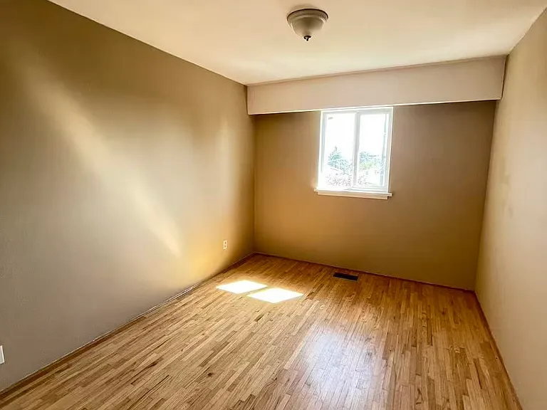 100 Sea Ave — Photo 3