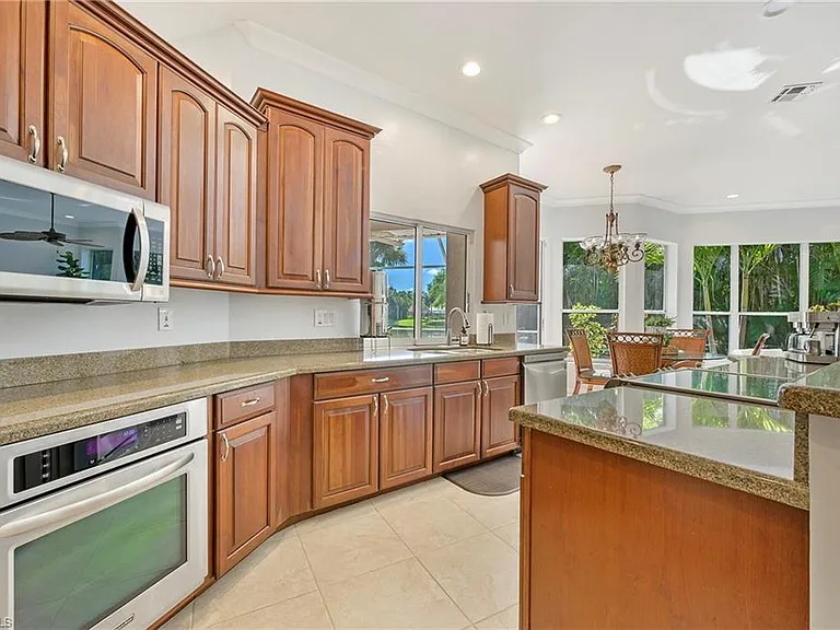 300 Wentworth Ct — Photo 21