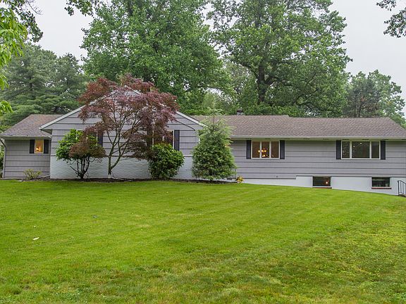 2nd image of 10 Hamilton Dr E
