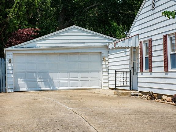 3rd image of 615 Manchester Dr