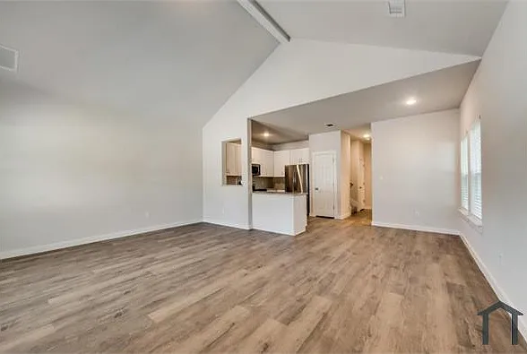 3 bed, $1,650 — Photo 2