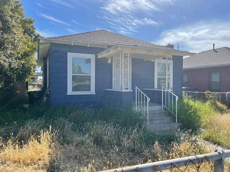 1927 Irving Ave — Photo 2
