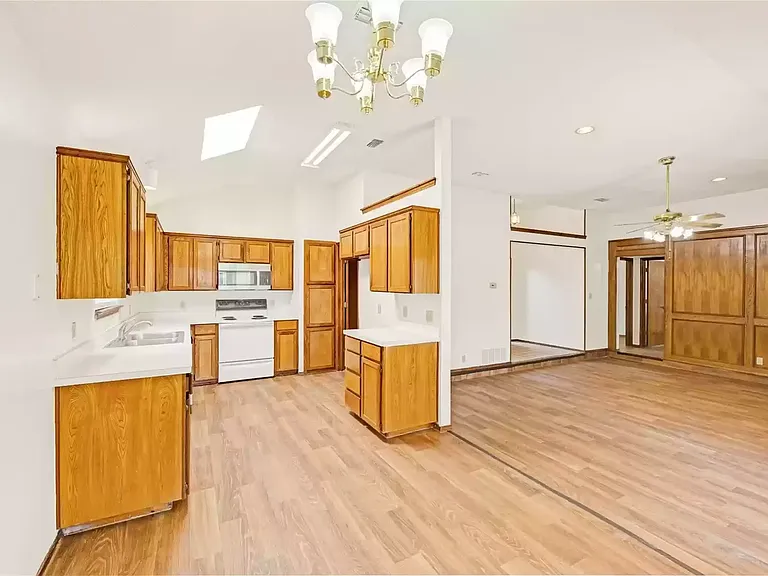 810 Castleview Dr — Photo 14