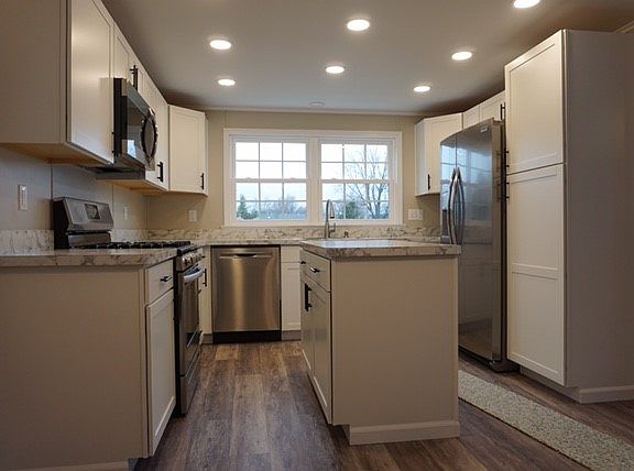 3rd image of 716 Southmoor Dr