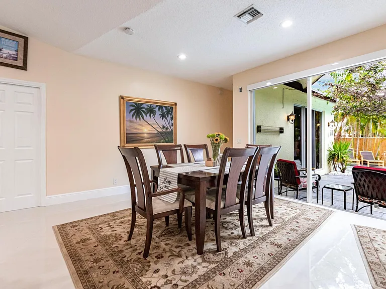905 Carlee Cir — Photo 15