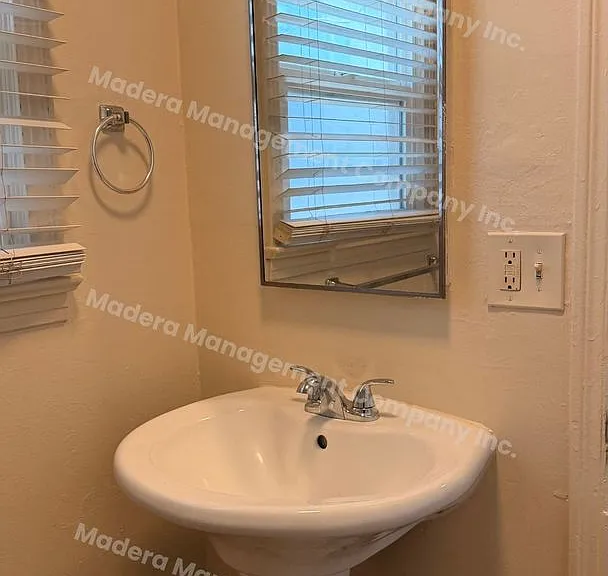 210 N C St — Photo 10