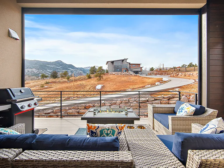+2nd floor
+Outdoor/indoor living room
+Seating for 4
+Grill
+Table/Fire pit design