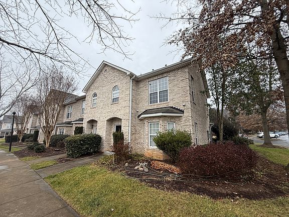 3rd image of 374 Summergate Dr
